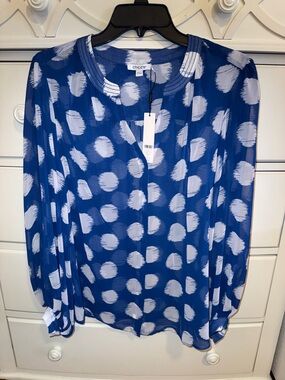 Chico's Ikat Dot Semi-Sheer Blouse Blue
White Y-Neck Long Sleeve Top Sz 2